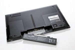 3 Bahaya Charging Baterai Smartphone di latptop