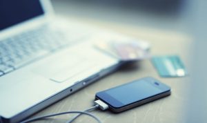 3 Bahaya Charging Baterai Smartphone di latptop